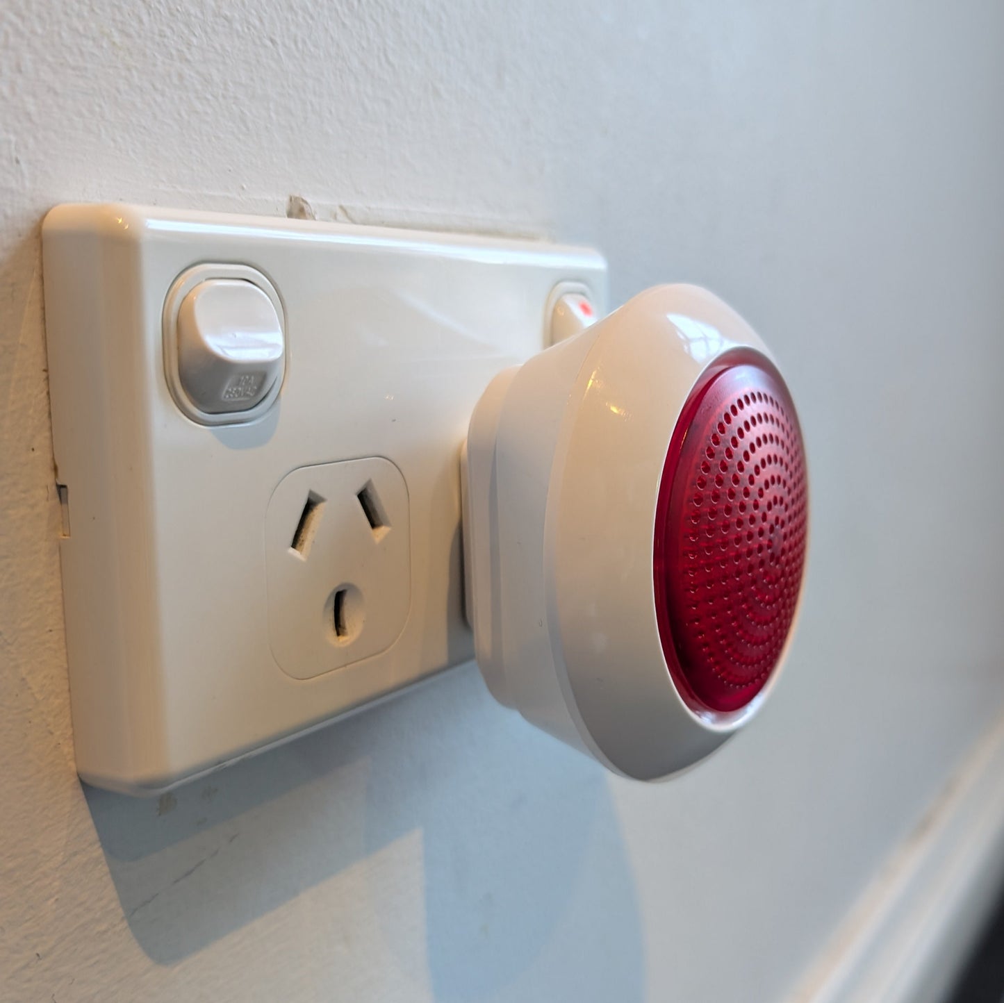 zigbee-smart-siren-plugged-in